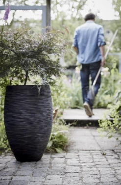 Capi Bloempot Hoog Nature Elegant Deluxe Rib NL - D56 X H84cm - Zwart 7 Capi Bloempot Hoog Nature Elegant Deluxe Rib NL - D56 X H84cm - Zwart -Woondecoratie Kortingen vaas elegant deluxe rib nl 56x84 zwart bloempot 3 4
